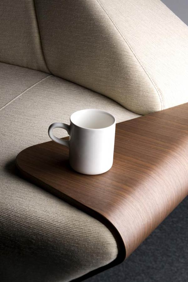 Canapea in care este integrata o masuta de cafea